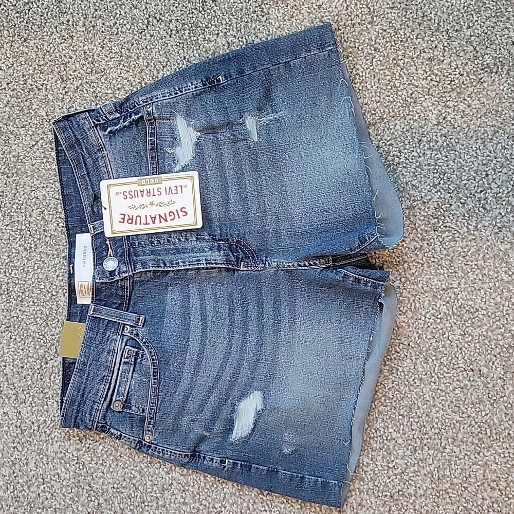 Levi signature shorts NWT size6/28